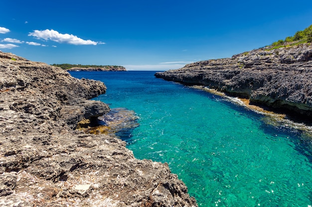 Bella baia stretta con acqua turchese chiaro nel parco nazionale di cala mondrago, maiorca