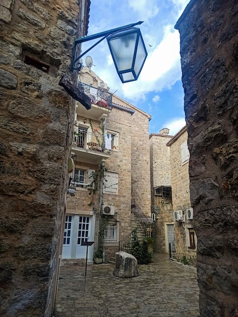 Foto bella stradina con lanterna nel centro storico di budva montenegro