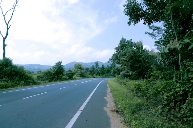 Foto bella autostrada nazionale nella splendida natura