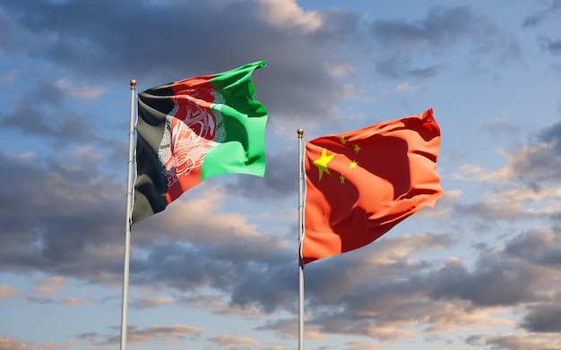 Красивые национальные государственные флаги Китая и Афганистана вместе в небе