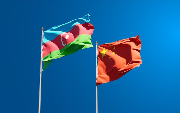 Belle bandiere nazionali dello stato della cina e dell'azerbaigian insieme al cielo