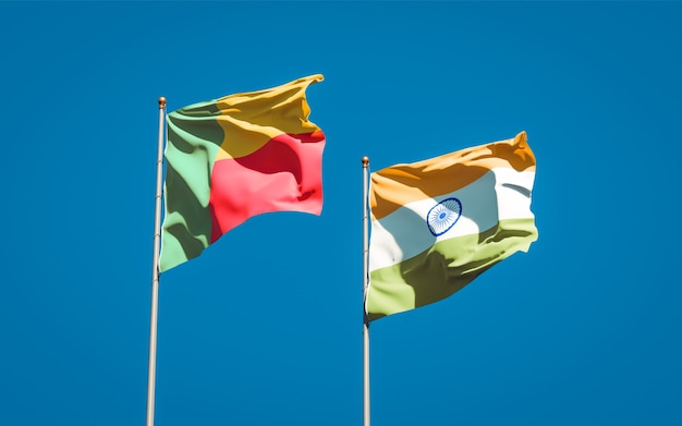 Belle bandiere di stato nazionali dell'india e del benin insieme