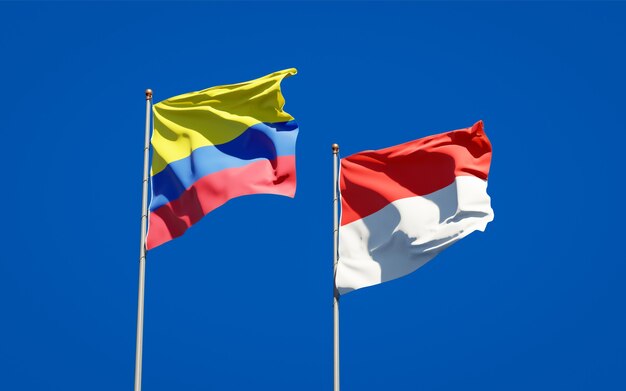 Belle bandiere nazionali di stato dell'indonesia e della colombia insieme sul cielo blu