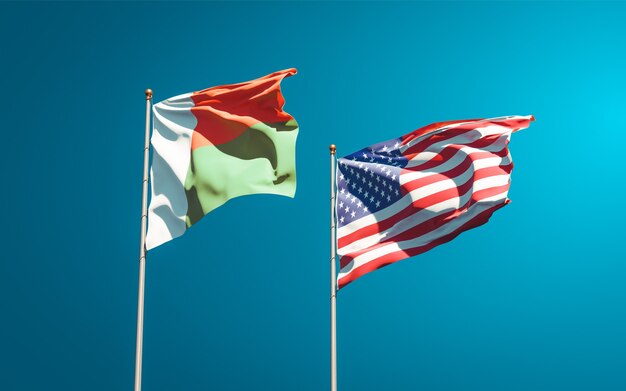 Belle bandiere nazionali dello stato del madagascar e stati uniti d'america insieme