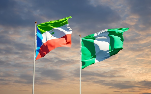 Belle bandiere dello stato nazionale della nigeria e della guinea equatoriale insieme sul cielo blu