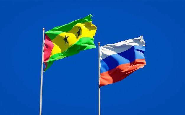 Belle bandiere nazionali dello stato di sao tome e principe e russia insieme sul cielo blu. grafica 3d