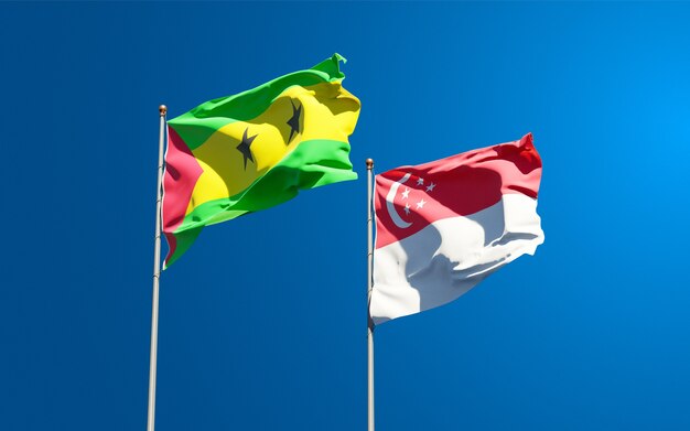 Belle bandiere di stato nazionali di sao tome e principe e singapore insieme