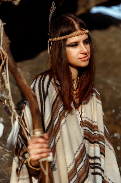 Photo beautiful native indian american woman with warrior shaman make up on background of woods