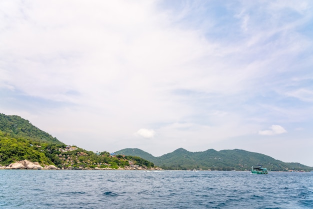 태국 코팡안(Ko Phangan Thailand)에서 여름에 코타오(Koh Tao) 섬과 푸른 바다의 아름다운 자연 풍경