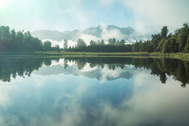 Bellissimi paesaggi naturali- riflessione del monte cook nel lago matheson, isola del sud, nuova zelanda