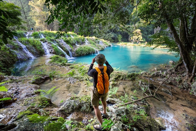 Semuc Champey、Lanquin、グアテマラ、中央アメリカの美しい自然のプール