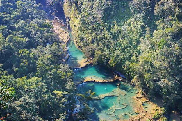 Semuc Champey、Lanquin、グアテマラ、中央アメリカの美しい自然のプール