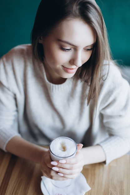 Foto bella donna naturale in un caffè