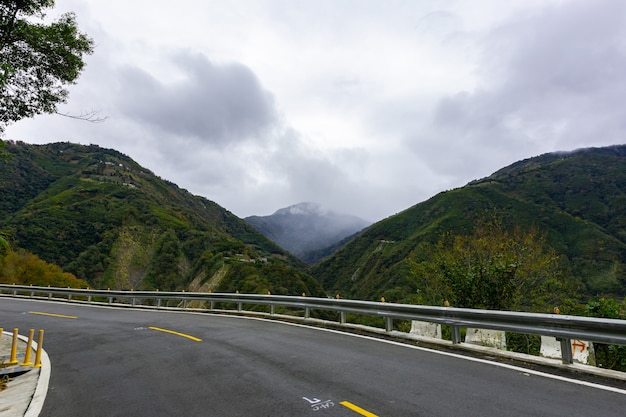 写真 美しい自然と大きな山