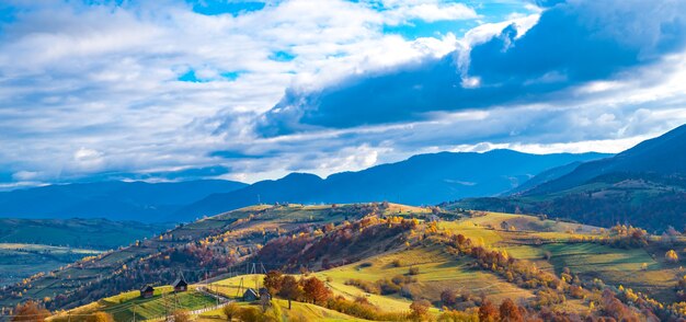 Photo beautiful nature of the carpathians in the hills of the sky, forests and a small village