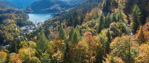 晴れた日の旅行と目的地の風景の高山山脈の湖と村のヨーロッパアルプスの風景の美しい自然