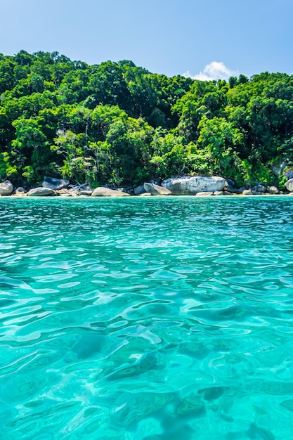 Красивая природа островов в Андаманском море на Симиланских островах, Национальный парк Му Ко Симилан, Пханг-нга, Таиланд