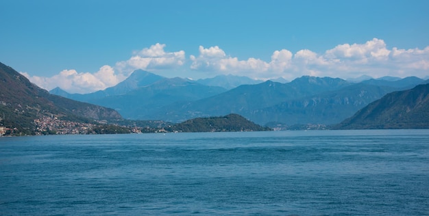 夏の有名な観光地のイタリアのコモ湖の美しい自然