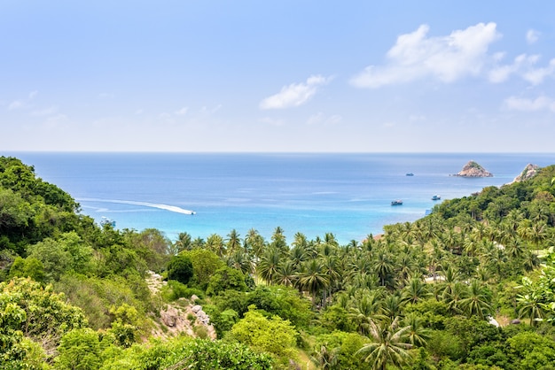 Красивый природный пейзаж синего моря в бухте Ау лейк под летним небом с высокой живописной точки обзора на острове Ко Тао - известная туристическая достопримечательность в Сиамском заливе, Сураттани, Таиланд