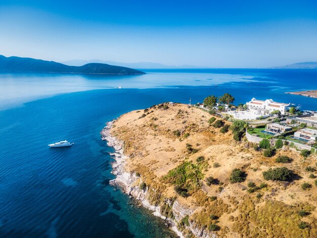 Foto bellissimo paesaggio naturale della grecia isola con barca di lusso mare mediterraneo viaggio d'acqua estate