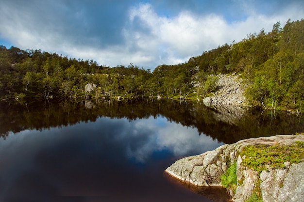 Фото Красивый природный ландшафт в норвегии. удивительная дикая природа европы.