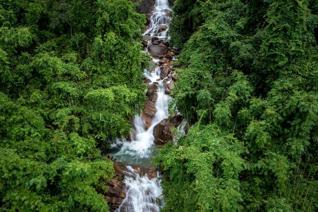 美しい自然風景 梅雨のクラティン滝と爽やかな緑の森