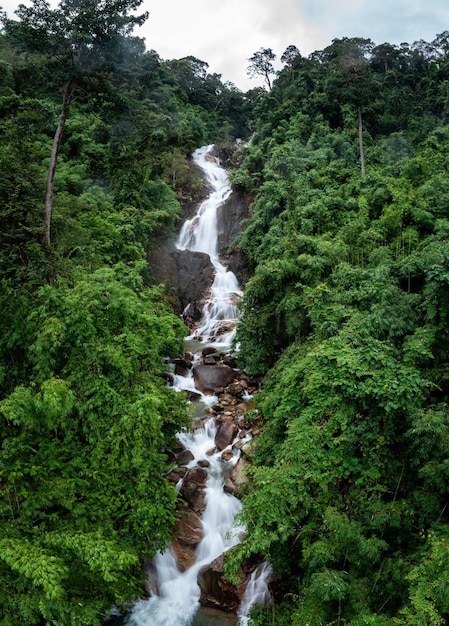 Bella natura paesaggio krating cascata e piccolo fotografo nella stagione delle piogge