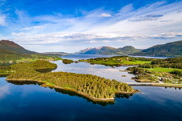 美しい自然ノルウェーの自然の風景の航空写真。