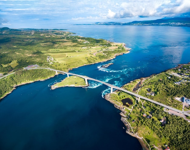 美しい自然ノルウェーの自然の風景の航空写真。