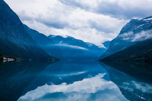 美しい自然ノルウェーの自然の風景。 lovatnet湖。