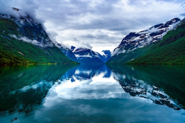 美しい自然ノルウェーの自然の風景。 lovatnet湖。