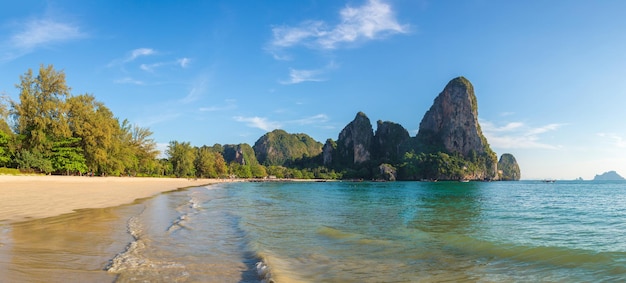 Splendida natura a railay beach, krabi, thailandia