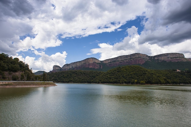 Foto splendida natura a sau reservoir in spagna.