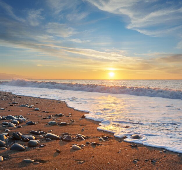 Foto bellissimo paesaggio marino, tramonto sulla riva del mare