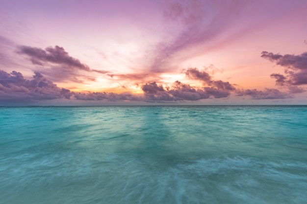 美しい自然の景色、海 - 劇的な空の色を持つ海の水。美しい背景の海の景色