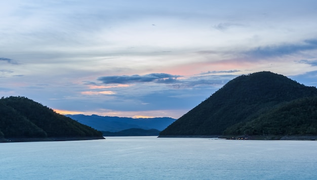 夕暮れの美しい自然の景色