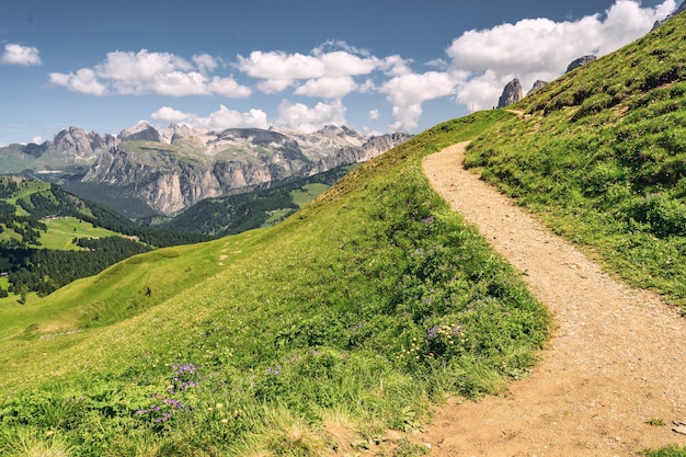 Foto bellissima natura con montagne verdi sotto il cielo