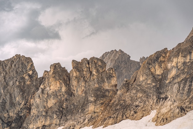 Foto bella natura con neve bianca sulla montagna rocciosa