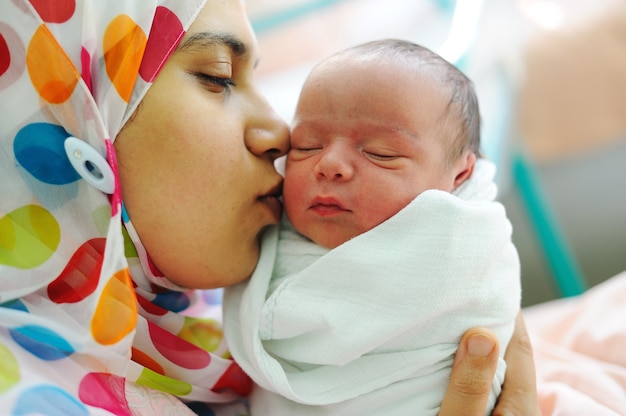 彼の母親の手で美しい生まれたばかりの赤ちゃん。