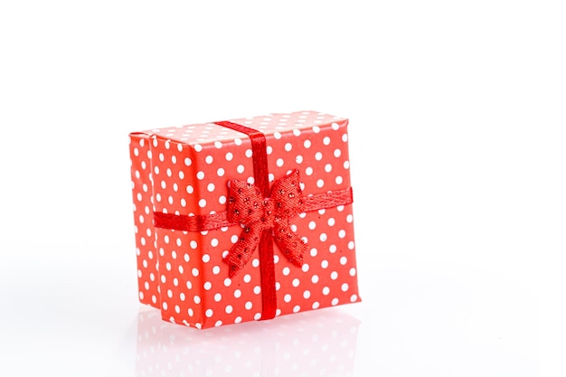 Красивые новогодние красные подарочные коробки на белом фоне