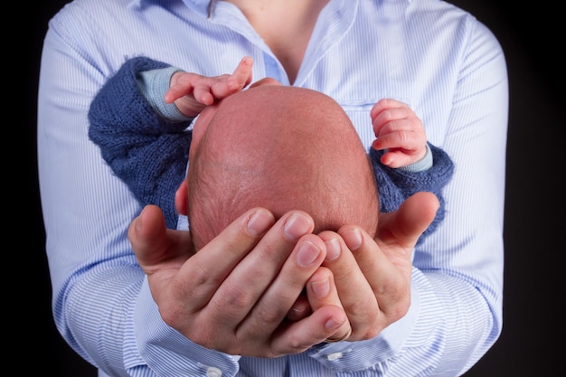 Foto bellissimo neonato tenuto da suo padre