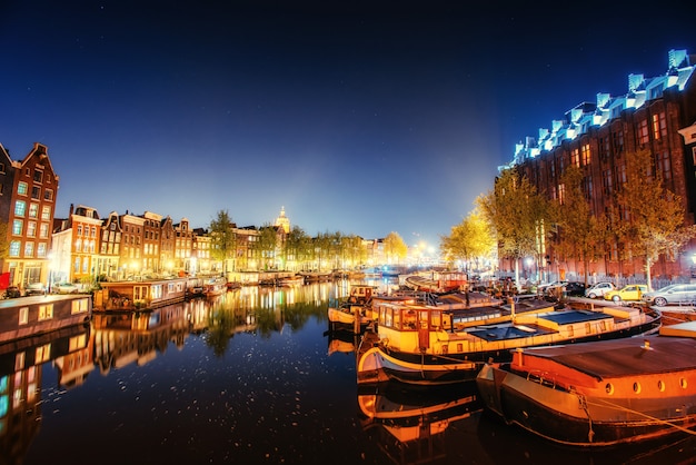 Bella notte ad amsterdam. illuminazione di edifici an