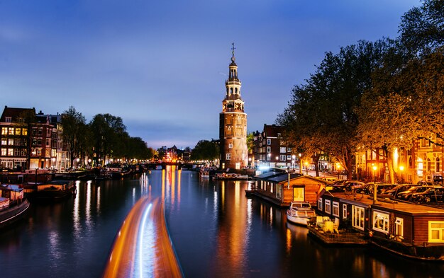 Bella notte ad amsterdam. illuminazione di edifici