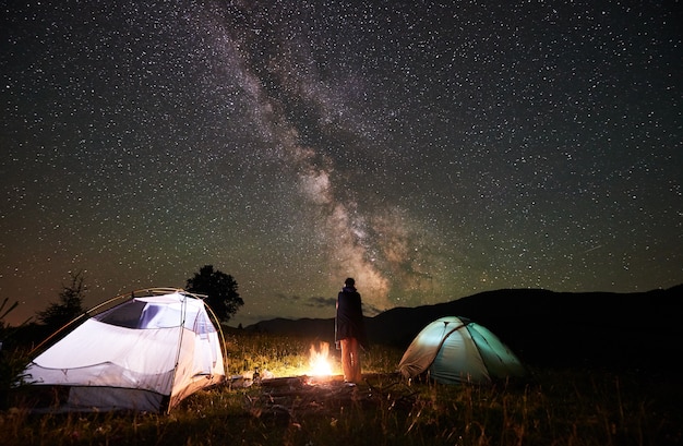 Bella notte in campeggio sotto il cielo stellato