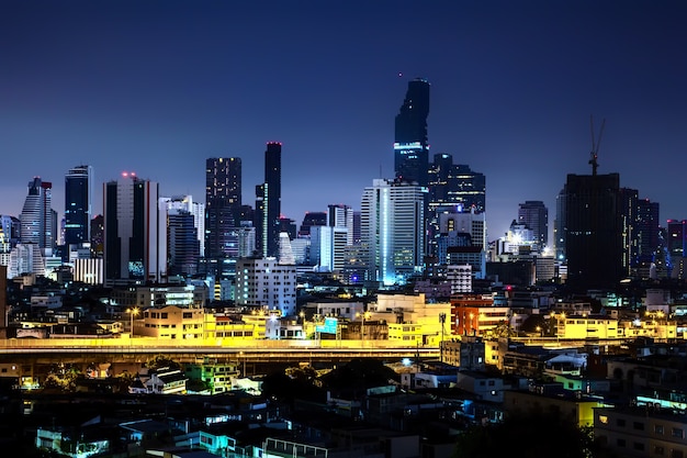 Foto città bella notte, urbana e strada nella vicina