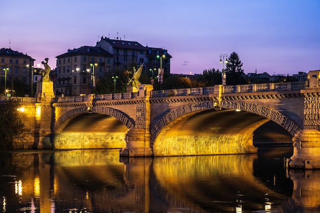 Bella vista notturna del ponte sul fiume po nella città di torino italia