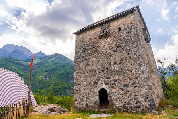 Photo the beautiful nikoll koceku tower in the valley of theth national park albania albanian alps