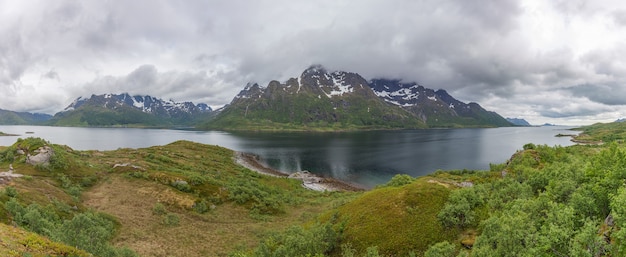 美しいノルウェーの風景。ターコイズブルーの水でフィヨルドの眺め。