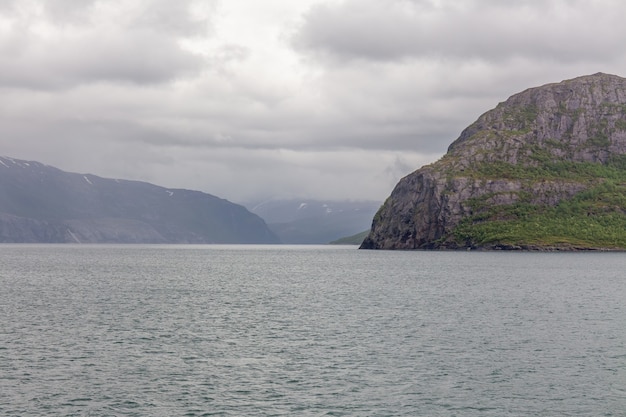 美しいノルウェーの風景。フィヨルドの眺め。澄んだ水の中のノルウェーの理想的なフィヨルドの反射