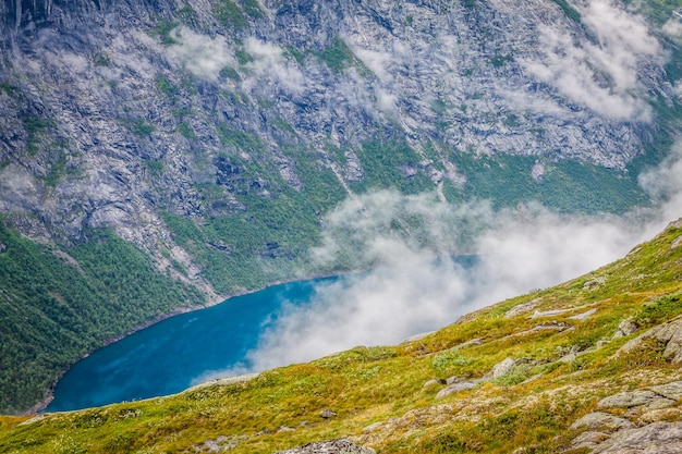 Photo beautiful norwegian landscape with mountains on the the way to trolltunga